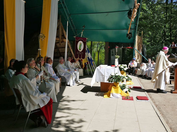 Festgottesdienst zum 1.000 Todestag des Heiligen Heimerads auf dem Hasunger Berg (Foto: Karl-Franz Thiede) Festgottesdienst zum 1.000 Todestag des Heiligen Heimerads auf dem Hasunger Berg (Foto: Karl-Franz Thiede)
